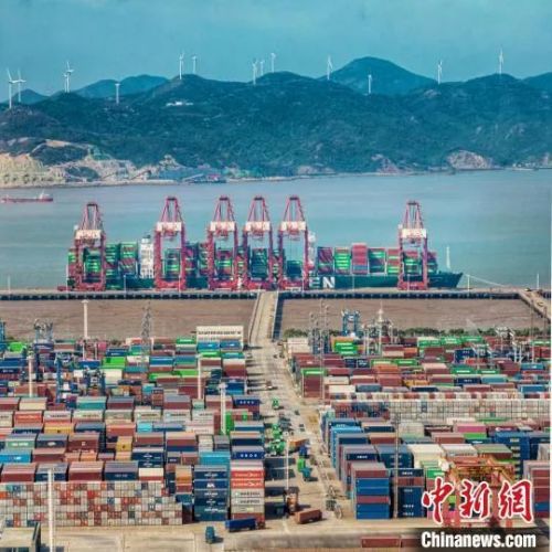 寧波舟山港作業(yè)場景。高雪峰 攝