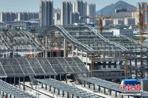 圖為航拍南沿江鐵路江陰站站房屋面鋼結(jié)構(gòu)桁架整體提升現(xiàn)場。(無人機照片) 中新社記者 泱波 攝